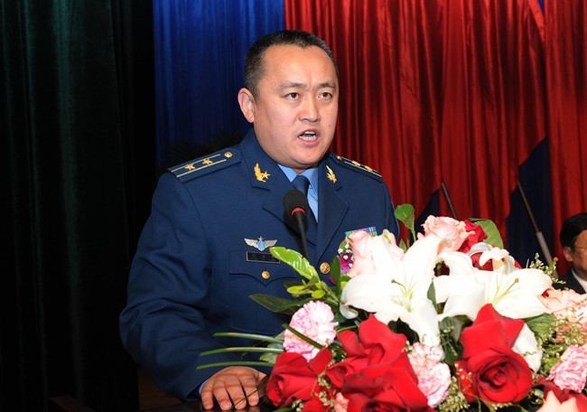 副校长李延忠宣读中国人民解放军空军政治部干部部贺信大会在庄严的