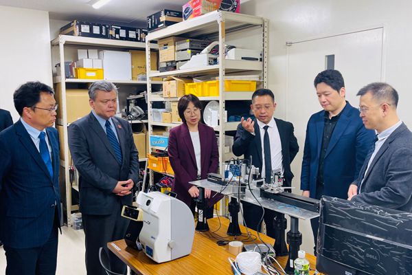 副校长付跃刚参观日本冈山大学工学部认知神经科学研究室_副本.jpg
