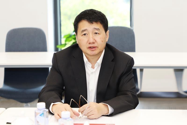 座谈结束后,杨华民一行参观了公司展厅,了解了公司发展历程,科研布局